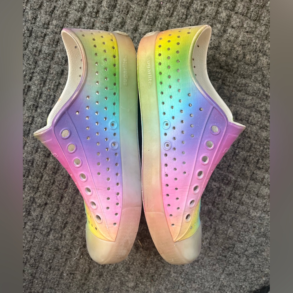 EUC Native Shoes in Rainbow Airbrush - Women’s Size 7, Big Kid’s Size 5 - Picture 4 of 9
